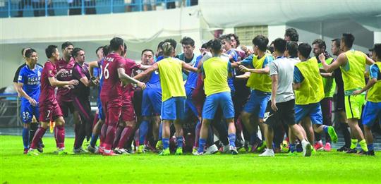  科隆球迷冲突导致比赛中断  